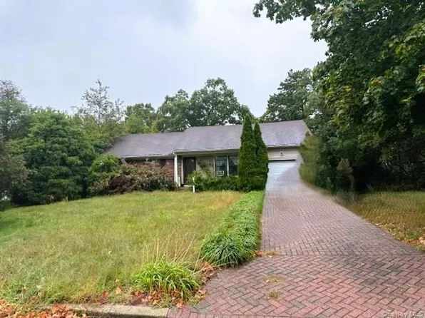 28 Gabon Lane, Coram, NY 11727