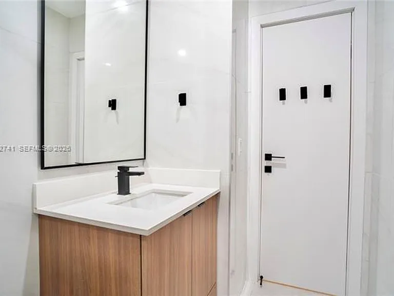 8811 Carlyle Ave — Photo 40