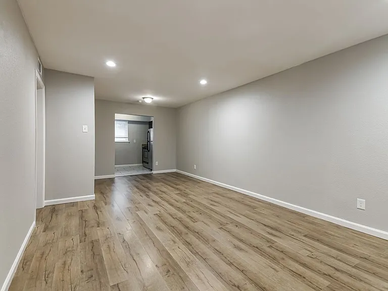 Reiger Park Apartments — Photo 38