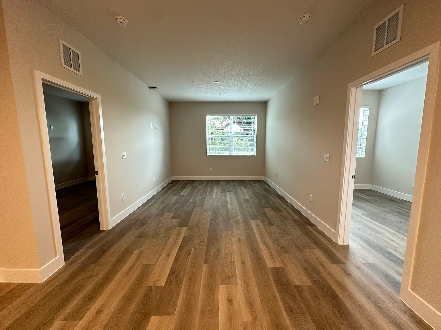 2 bed, 1044 sqft, $1,599 — Photo 4