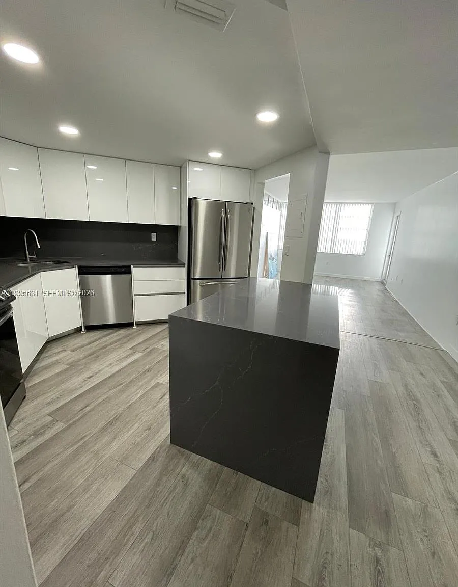 Commodore Plaza Condo — Photo 4