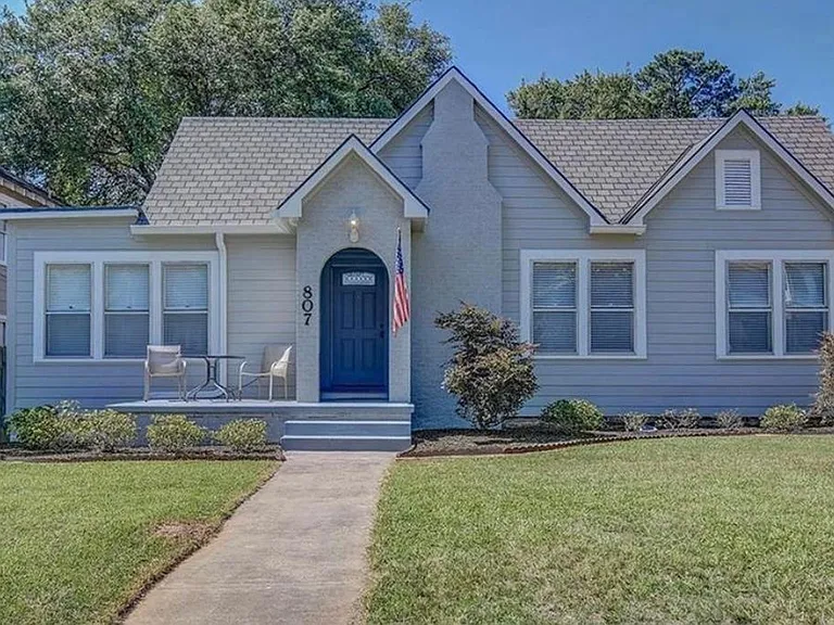 807 Columbia St — Photo 1