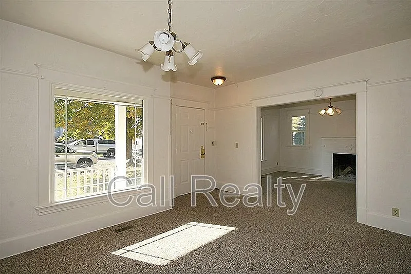 4 bed, 1.0 bath, 2096 sqft, $2,000 — Photo 2