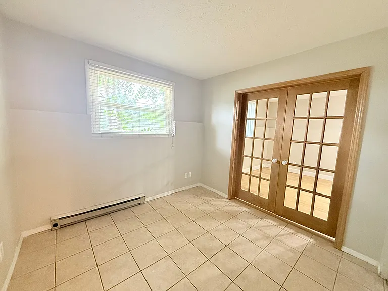 401 E Locust St — Photo 5