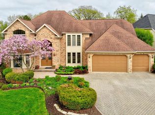 8701 Lake Ridge Dr, Darien, IL 60561