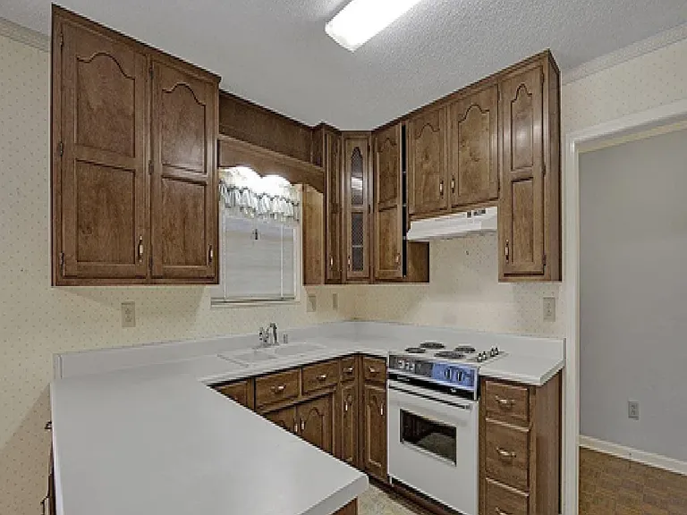 1709 Lake Park Cir — Photo 2