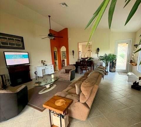 4th image of 471 Lismore Ln