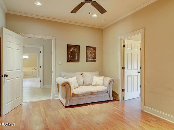 3rd image of 304 Moss Brook Dr