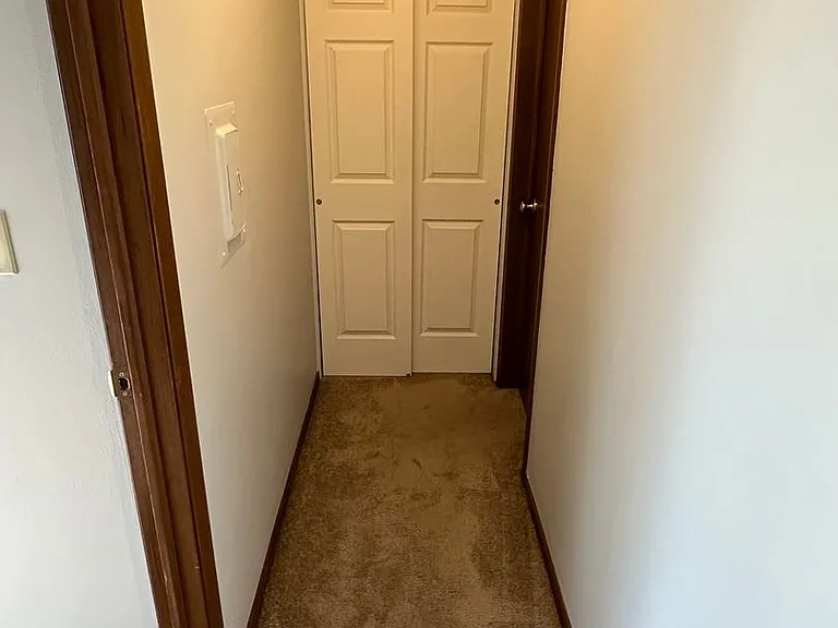 Plaza IV Apartments in St. Francis. — Photo 15