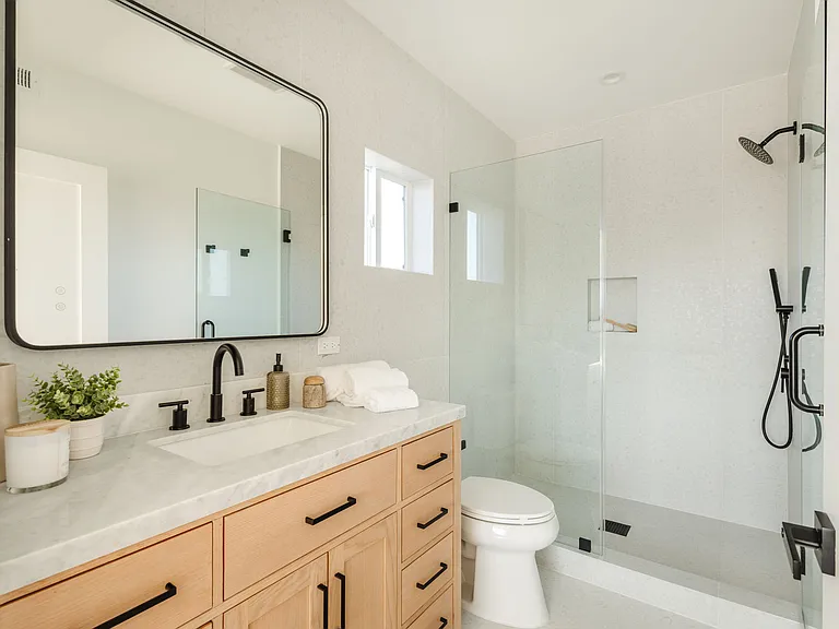 6765 Lexington Ave #B — Photo 17