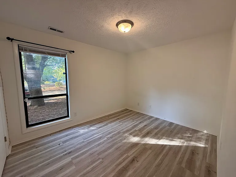 1882 Tryon Dr #4 — Photo 9