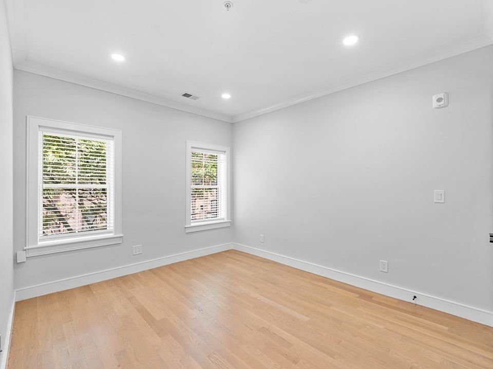 1st image of 523 Newbury St #4