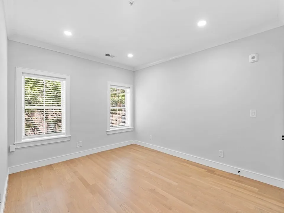 523 Newbury St #4