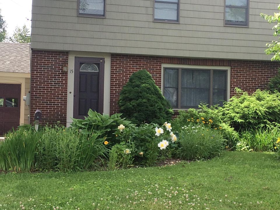 Garrison style two story house. unique opportunity to live in a quiet setting, my shoreline views down the street, access to Portland_s Old Port, Munjoy Hill in a few minutes by car. Easy access to Interstate 95, 295 for convenient commuting.