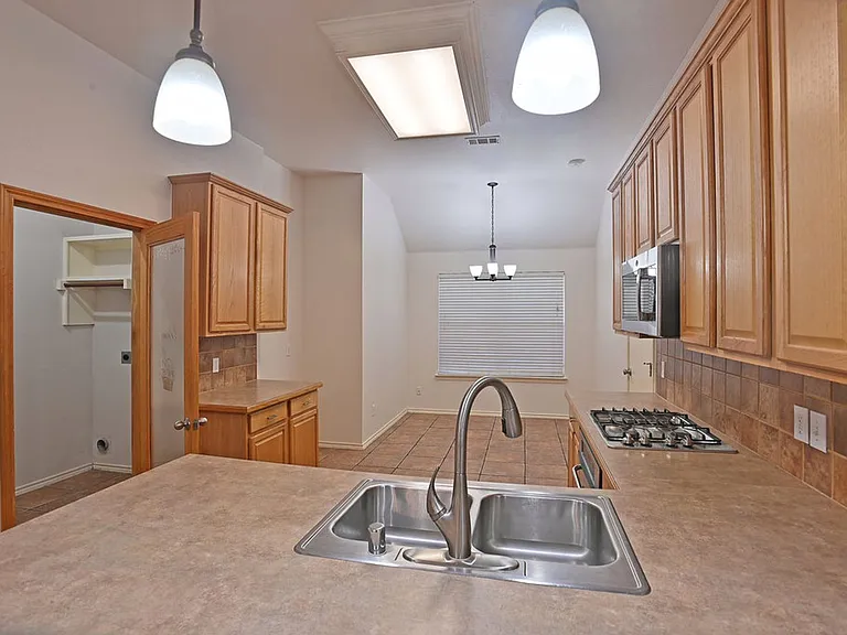 1073 Red Hawk Dr — Photo 6