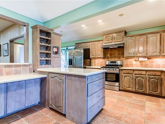 4th image of 610 Pebblecreek Dr