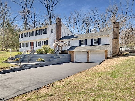 3rd image of 54 Robin Glen Rd