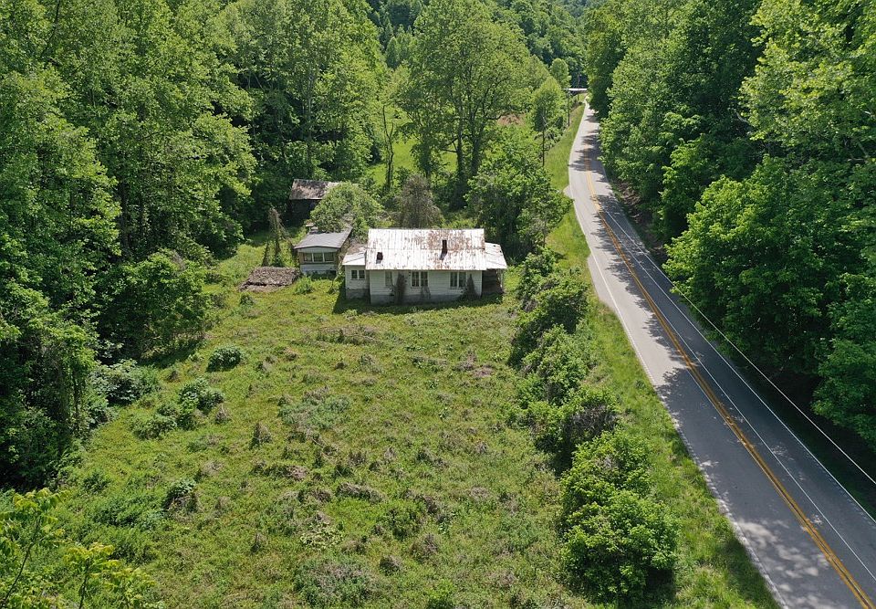 Low elevation drone shot in along KY 30