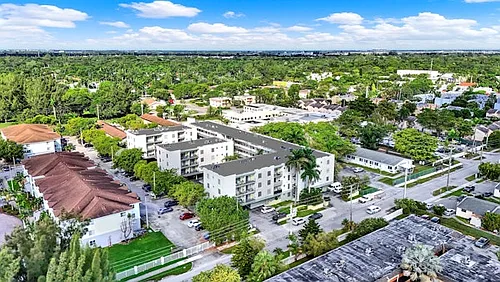 Manor Court Apartments Photo 1