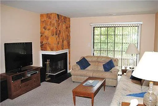 2 bed, 1198 sqft, $2,200 — Photo 3