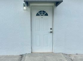 140 SW 52nd Ct, Miami, FL