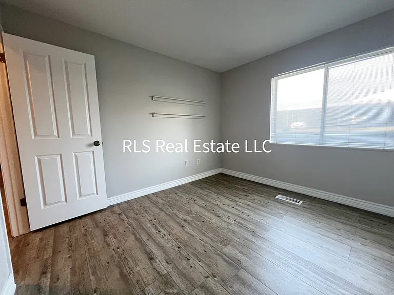 1541 N Riverside Ave #15 — Photo 9