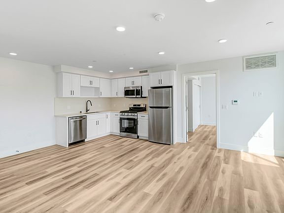 4th image of 5400 Carpenter Ave #205