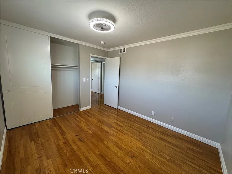 4037 S Ellesford Ave — Photo 32