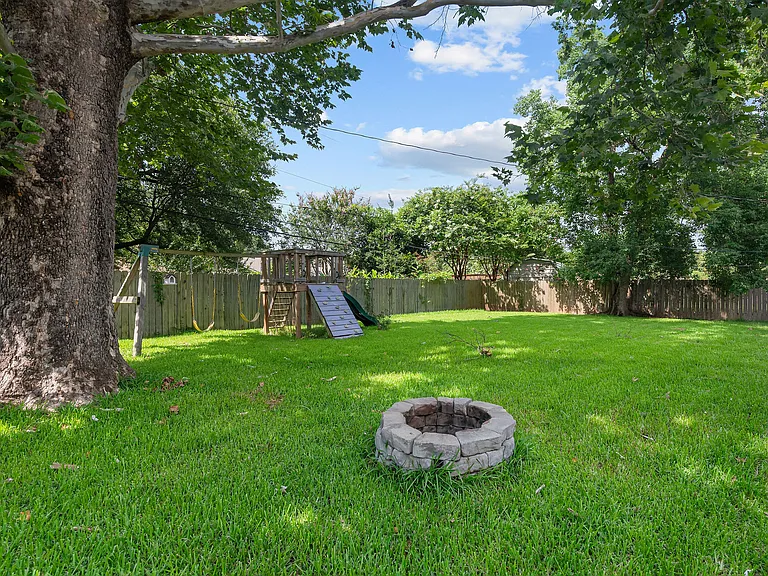 230 Rossitter St — Photo 35