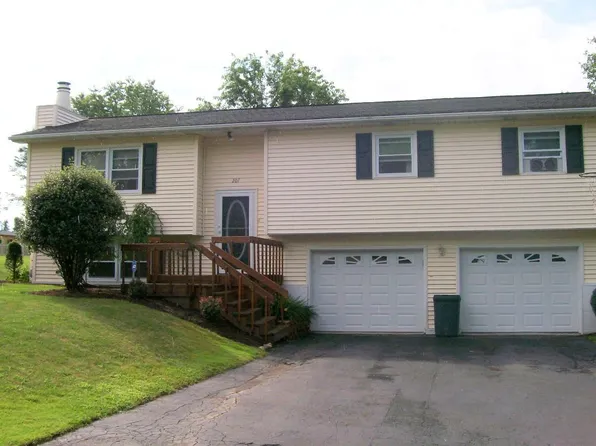 207 Lakeland Dr, Edinboro, PA 16412