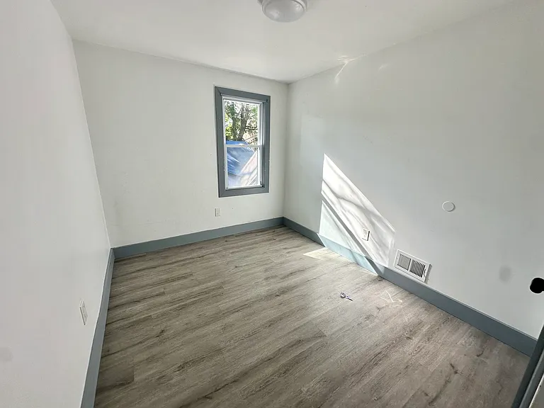 655 S 11th St #1R — Photo 8
