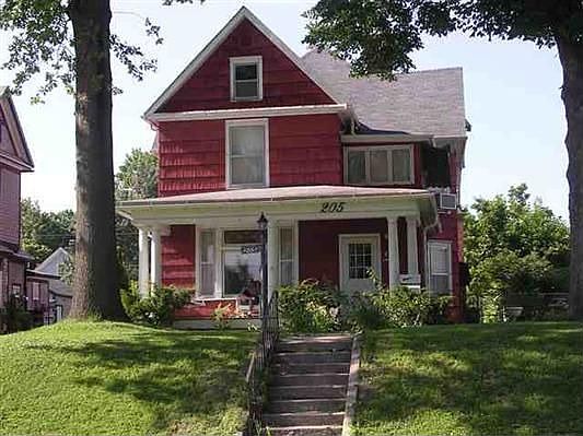 2nd image of 205 W Woodland Ave