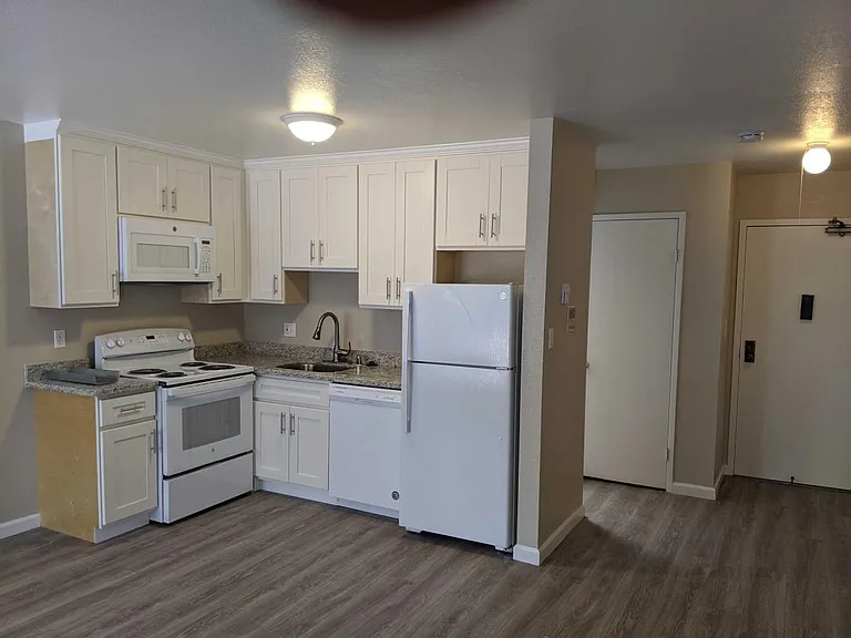 5533 Mission St #204 — Photo 2