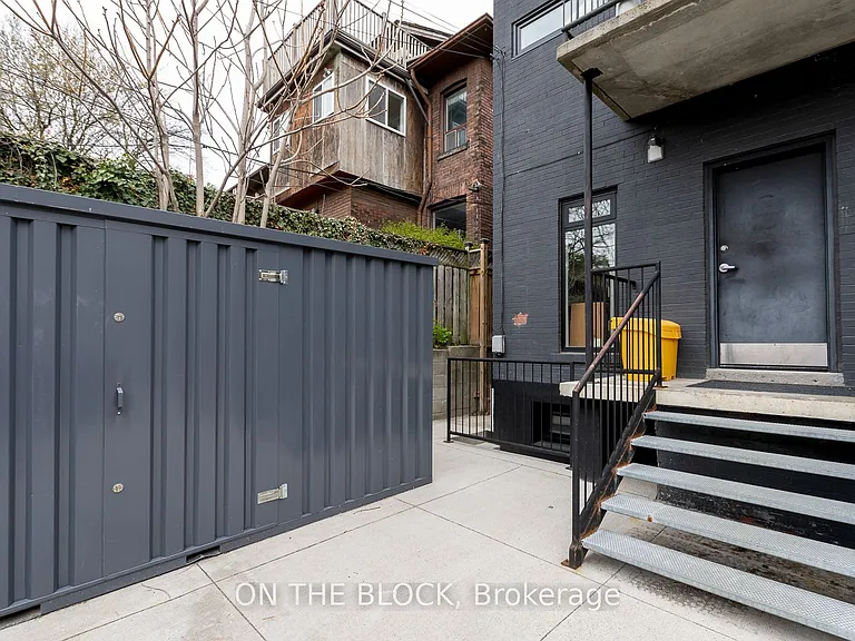 1041 College St — Photo 17