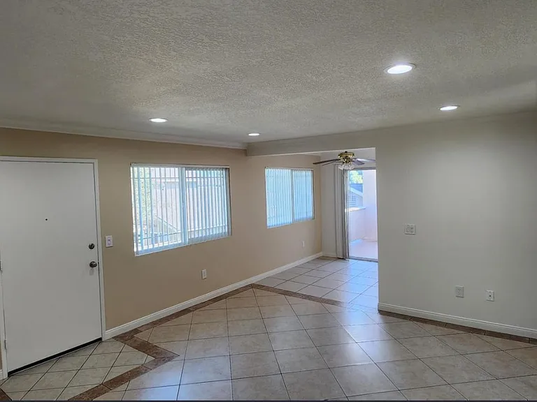Entry door, living room 16581 -4