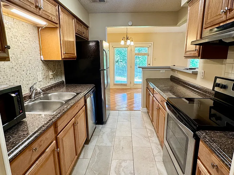 1424 Clear Brook Dr — Photo 7