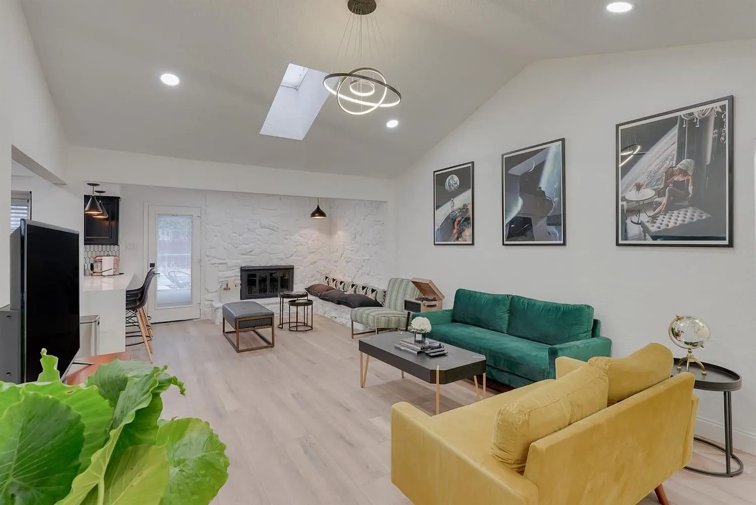 4 bed, 1342 sqft, $3,990 — Photo 3