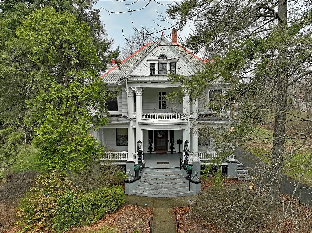 1120 W Water St photo 1