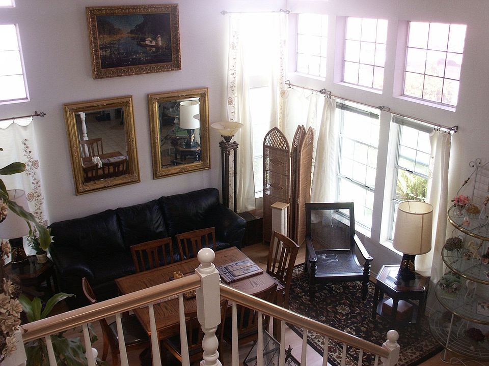 LR w/vaulted ceilings, loads of windows!