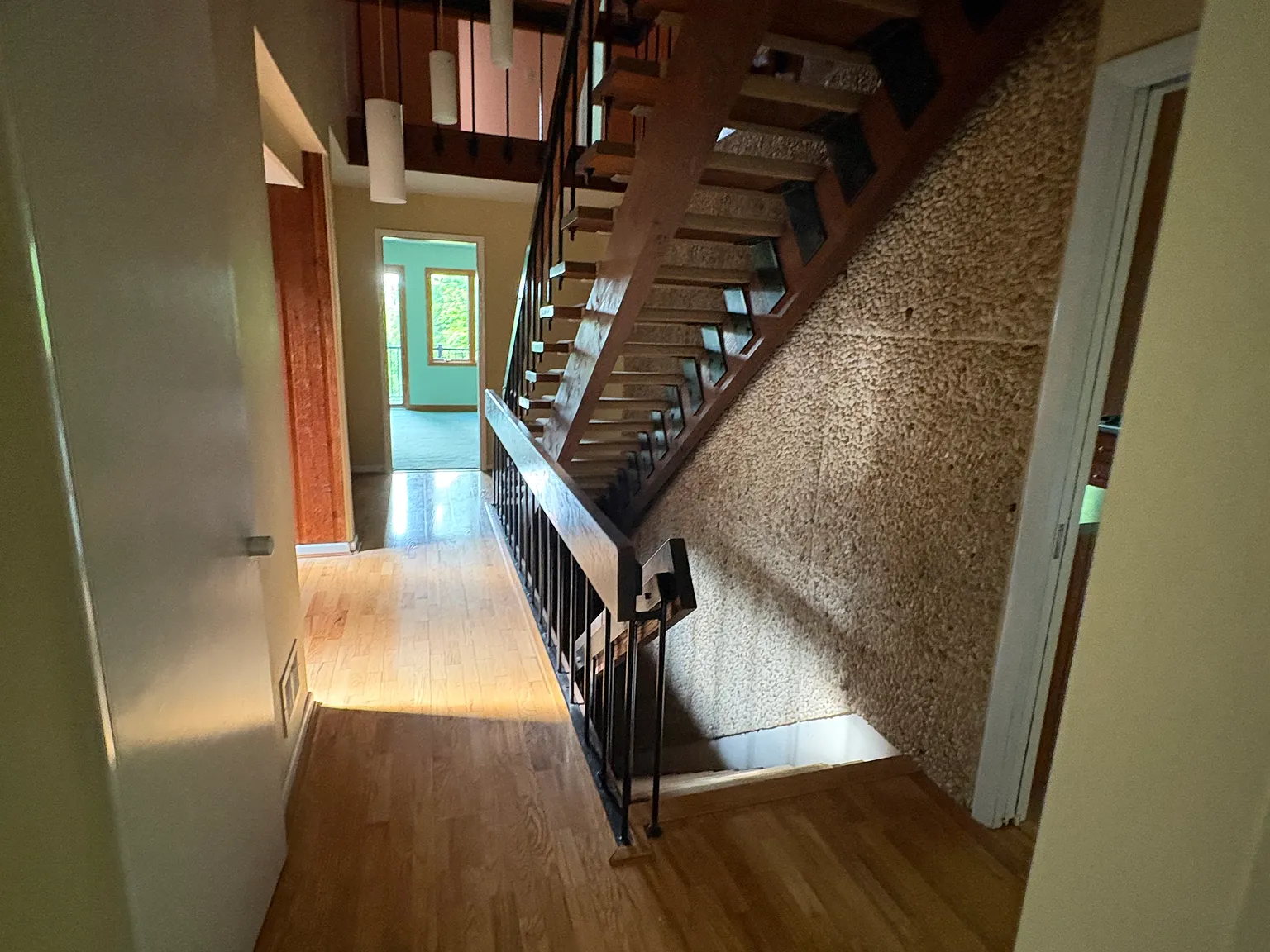 4 bed, 2750 sqft, $2,975 — Photo 2