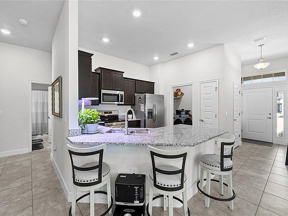 5th image of 4391 Sutherland St