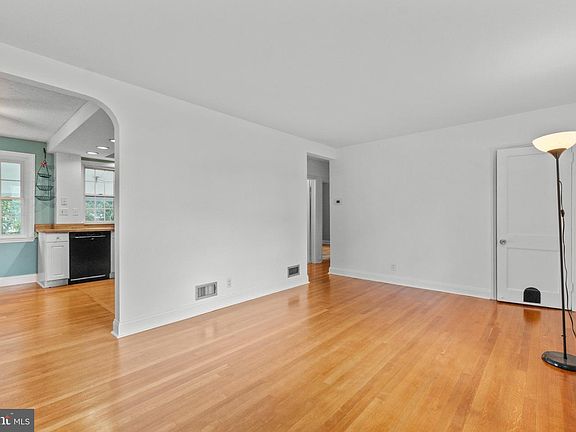 5th image of 6504 Crestwood Rd