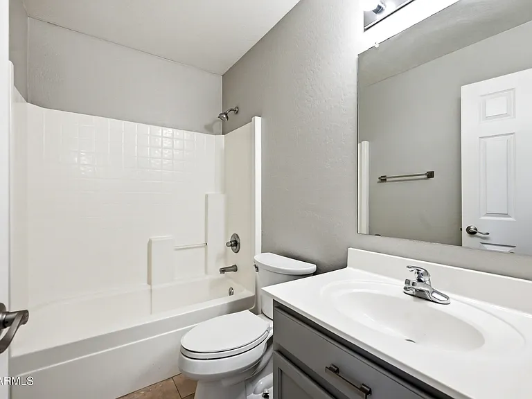 3289 E Waterman St — Photo 16