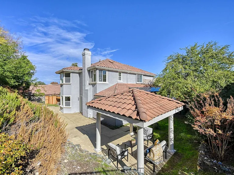4056 Redondo Dr — Photo 3
