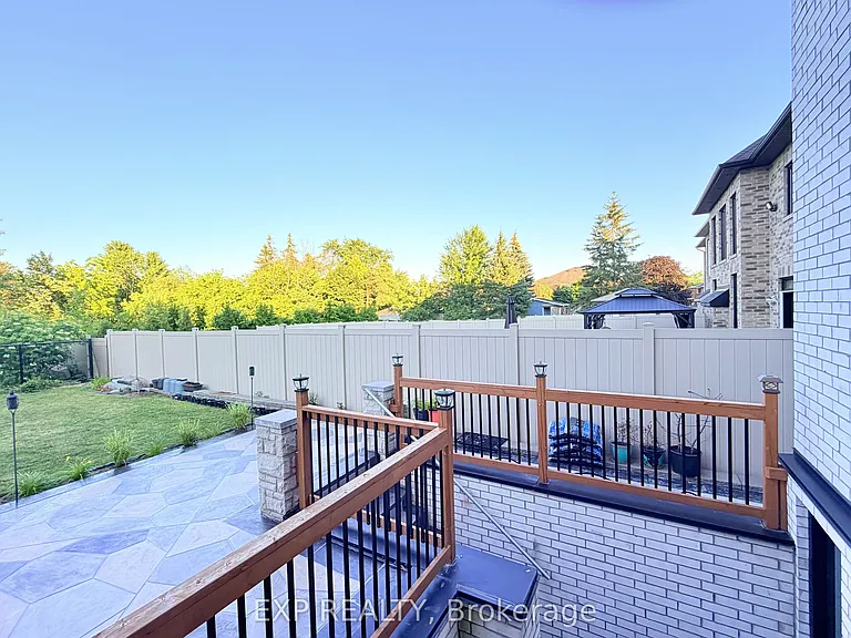1606 Sandhurst Cres — Photo 35
