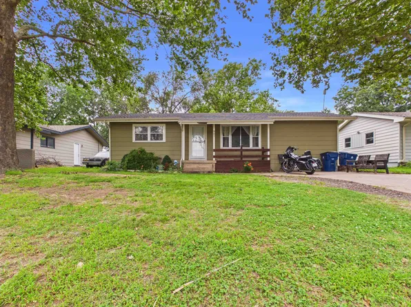 901 N Foulk Dr, Belle Plaine, KS 67013