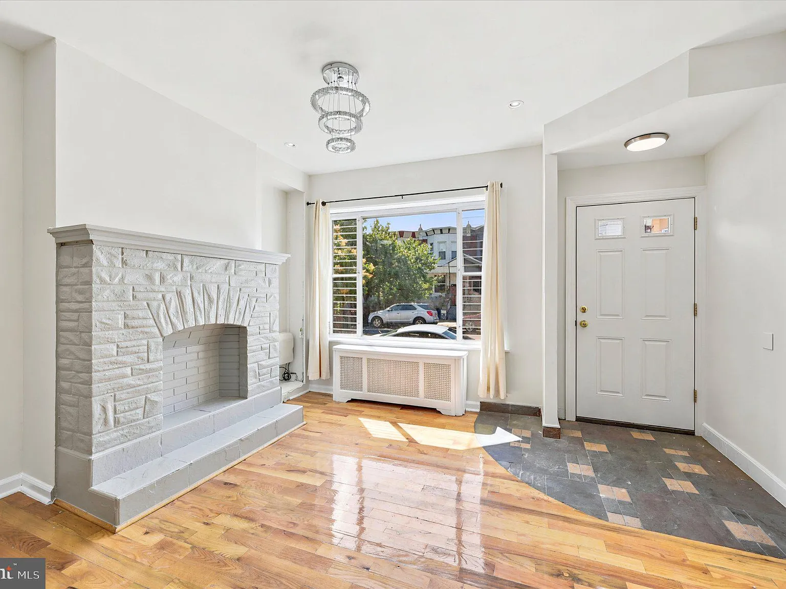 3 bed, 1.0 bath, 1010 sqft, $1,800 — Photo 3
