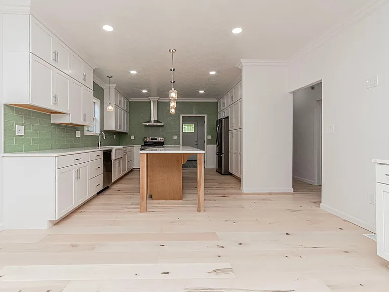 829 Broadway Ave — Photo 9