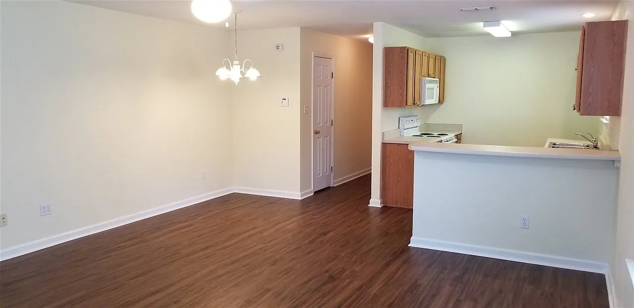 3 bed, 2.5 bath, 1296 sqft, $1,495 — Photo 3