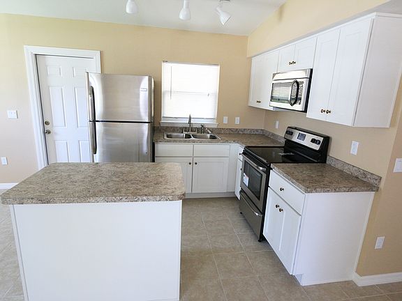 4th image of 3206 Sherry Dr